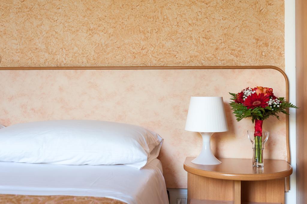 Regina Hotel E Ristorante Punta Marina Eksteriør billede