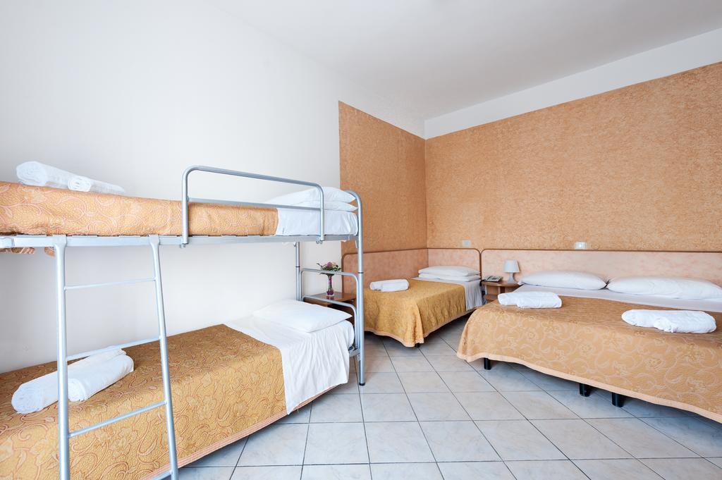Regina Hotel E Ristorante Punta Marina Eksteriør billede