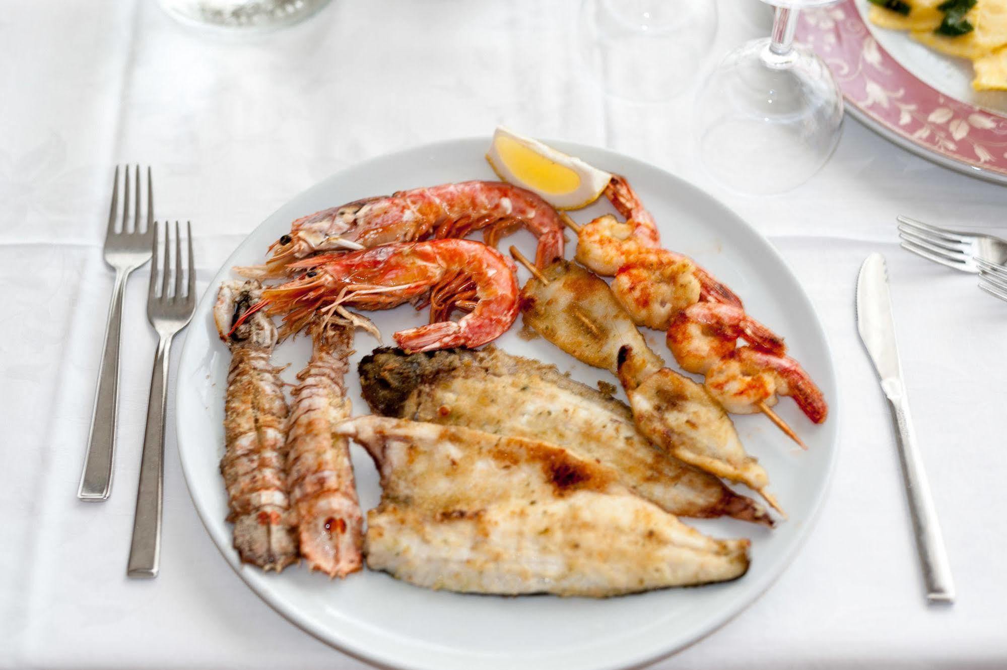 Regina Hotel E Ristorante Punta Marina Eksteriør billede