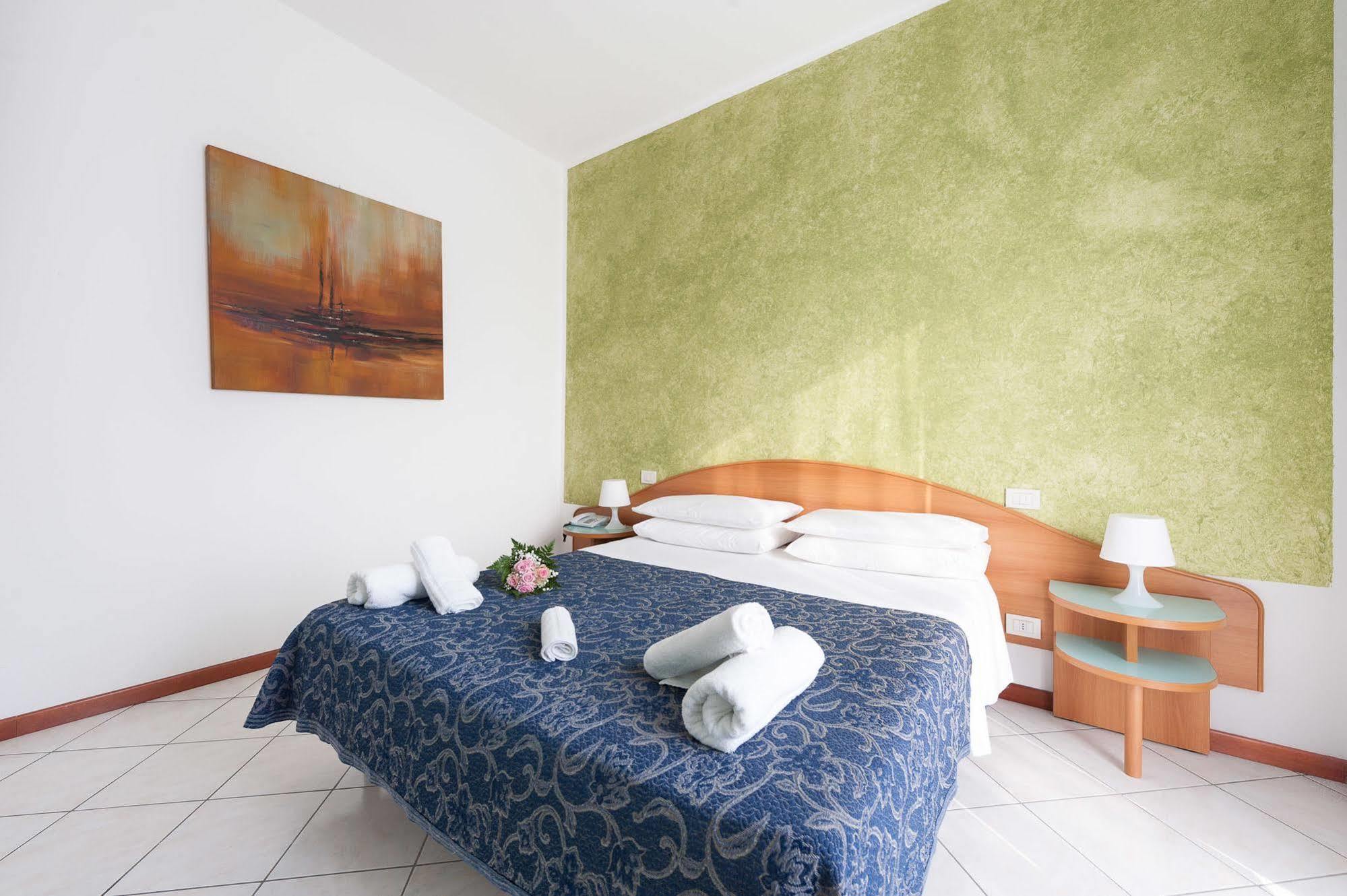 Regina Hotel E Ristorante Punta Marina Eksteriør billede