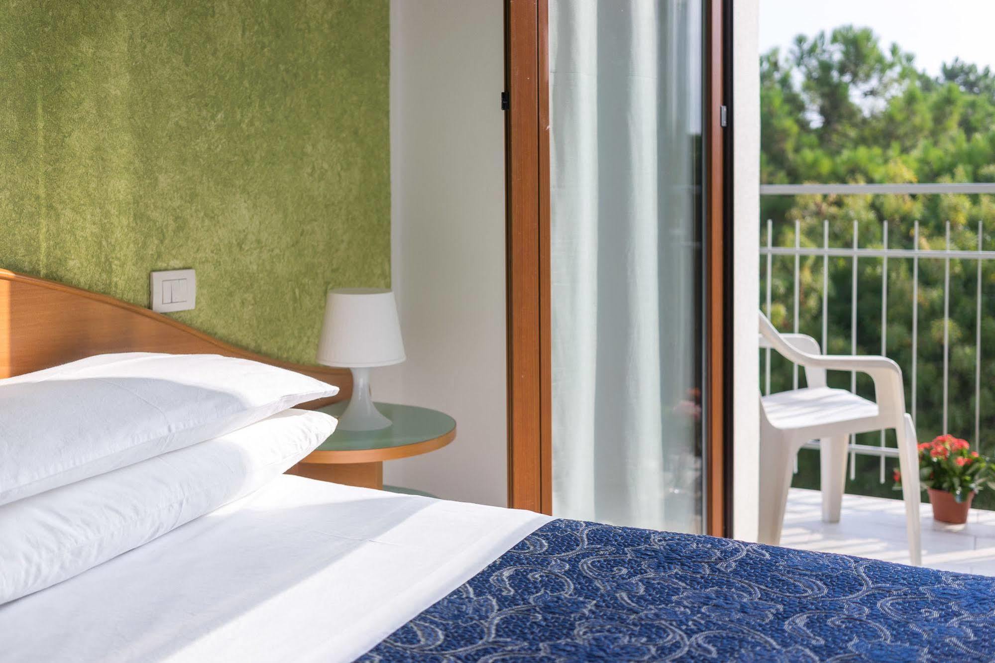 Regina Hotel E Ristorante Punta Marina Eksteriør billede